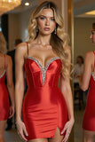 Robe moulante de retour en satin à bretelles spaghetti rouges avec perles