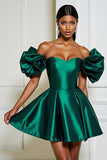 Satin vert foncé Une ligne à volants Robe courte de bal à épaules dénudées