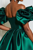 Satin vert foncé Une ligne à volants Robe courte de bal à épaules dénudées