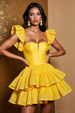 Robe courte de retour à la maison en satin jaune à volants