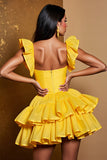 Robe courte de retour à la maison en satin jaune à volants