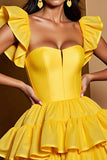 Robe courte de retour à la maison en satin jaune à volants