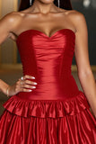 Rouge Une ligne Corset Tiered Satin Sweetheart Robe courte de retour à la maison