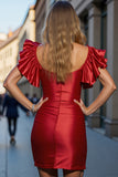 Robe courte moulante à épaules dénudées en satin rouge avec volants