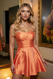 Robe courte sans bretelles en satin orange