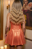 Robe courte sans bretelles en satin orange