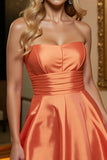 Robe courte sans bretelles en satin orange