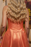 Robe courte sans bretelles en satin orange