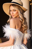 Robe de cocktail blanche à épaules dénudées avec plumes