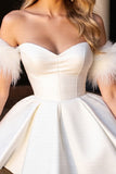 Robe de cocktail blanche à épaules dénudées avec plumes