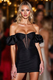 Petite robe noire corset à épaules dénudées à manches bouffantes