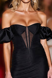Petite robe noire corset à épaules dénudées à manches bouffantes