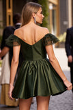 Robe de cocktail en satin vert armée à épaules dénudées