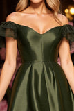 Robe de cocktail en satin vert armée à épaules dénudées