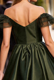 Robe de cocktail en satin vert armée à épaules dénudées