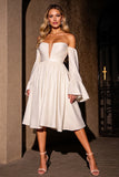 Robe de cocktail ivoire à épaules dénudées à manches longues