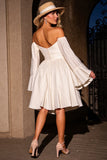 Robe de cocktail ivoire à épaules dénudées à manches longues
