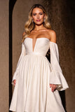 Robe de cocktail ivoire à épaules dénudées à manches longues
