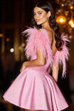 Robe de bal rose mignonne avec des plumes