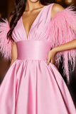 Robe de bal rose mignonne avec des plumes