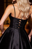 Robe courte de retour à la maison à bretelles spaghetti en satin noir avec appliques