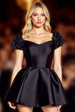 Robe courte de bal en satin noir à volants