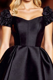 Robe courte de bal en satin noir à volants