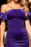 Robe courte moulante à épaules dénudées violet foncé