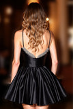 Robe courte à bretelles spaghetti en satin noir scintillant