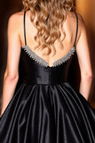 Robe courte à bretelles spaghetti en satin noir scintillant