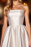 Robe courte sans bretelles en satin ivoire