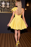 Satin jaune A ligne spaghetti bretelles robe courte de bal