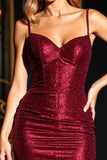 Robe courte moulante à bretelles spaghetti bordeaux scintillante