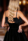 Robe de cocktail courte corset en velours noir avec plumes