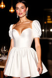 Robe courte de bal à manches bouffantes blanches