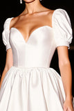 Robe courte de bal à manches bouffantes blanches