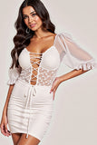 Robe moulante blanche à manches bouffantes avec appliques