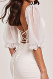 Robe moulante blanche à manches bouffantes avec appliques