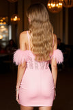 Robe moulante de retour à la maison rose à épaules froides avec des plumes