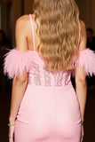 Robe moulante de retour à la maison rose à épaules froides avec des plumes