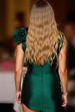 Robe moulante moulante en satin floral froncé vert foncé