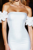 Robe moulante blanche à épaules dénudées avec manches à volants