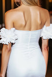 Robe moulante blanche à épaules dénudées avec manches à volants