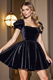 Robe courte noire à manches bouffantes