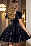 Robe courte noire à manches bouffantes