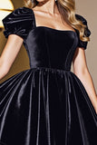 Robe courte noire à manches bouffantes