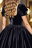 Robe courte noire à manches bouffantes