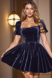 Robe courte noire à manches bouffantes