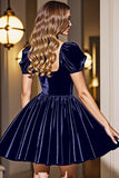 Robe courte noire à manches bouffantes