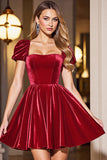 Robe courte noire à manches bouffantes